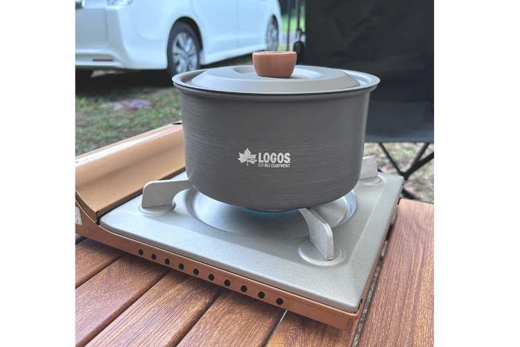 テーブルの上に置かれているカセットコンロとクッカーの鍋