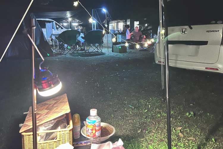 夜のキャンプ場で明るい光を放つランタンライト