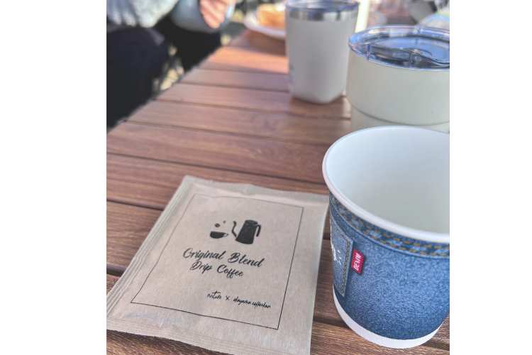 ドリップコーヒーの袋とコップ
