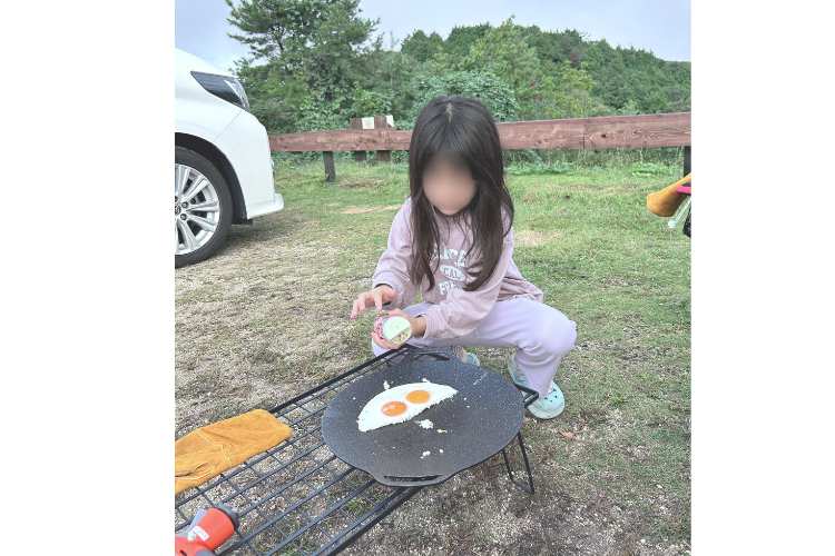 料理を手伝っている子ども